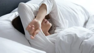 不眠症に悩み、寝起きが苦しい女性