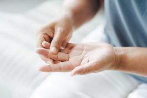 手根管症候群で手の痛み・痺れを訴える人の手元