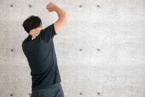 四十肩(五十肩)により、腕を上げ辛くなっている男性